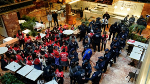 Ativistas judeus pró-Palestina protestam dentro da Trump Tower