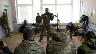 Música en vivo brinda a soldados ucranianos un respiro de la guerra