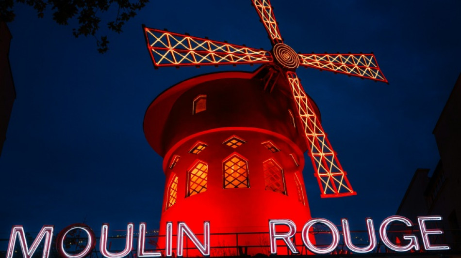 Pás do moinho de vento do Moulin Rouge de Paris desabam