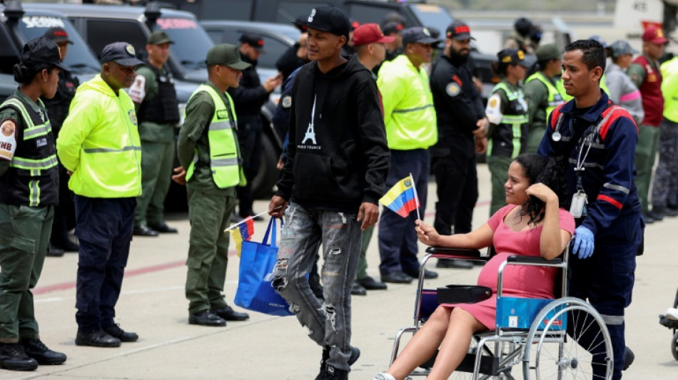 Venezuela recebe 199 deportados dos EUA em meio à crise migratória iniciada por Trump