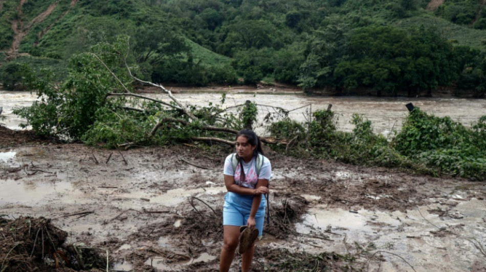 Mexique: Acapulco dévastée et isolée après le passage de l'ouragan Otis