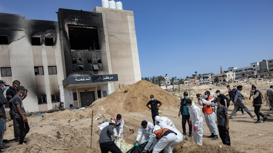  Gaza, finora 210 corpi nel cortile dell'ospedale di Khan Yunis 