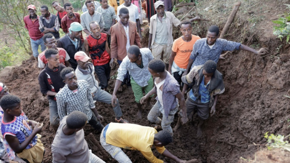  Tearful locals search in mud for Ethiopia landslide victims 