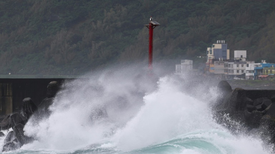  Ein Toter und mehr als 200 Verletzte durch Super-Taifun "Kong-rey" in Taiwan 