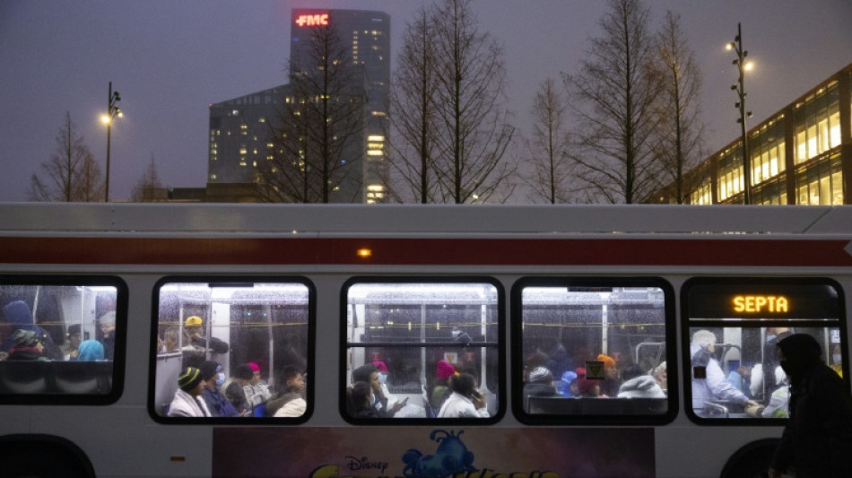 Decenas de migrantes llegan en autobuses a Filadelfia desde Texas