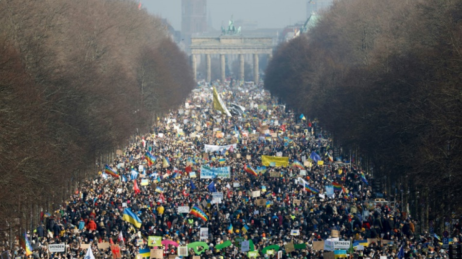 Au moins 100.000 personnes manifestent à Berlin en solidarité avec l'Ukraine (police)