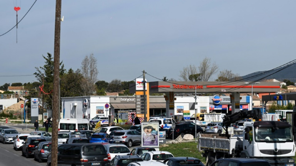 Grèves: pénuries de carburants dans l'Ouest, inquiétude pour le kérosène dans les aéroports parisiens