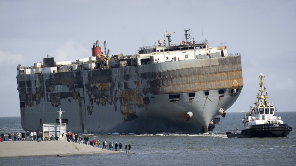 Ausgebrannter Auto-Frachter hat Hafen an Grenze zu Deutschland erreicht