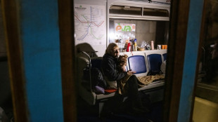 Ucranianos de edad avanzada viven refugiados en las estaciones de metro de Kiev