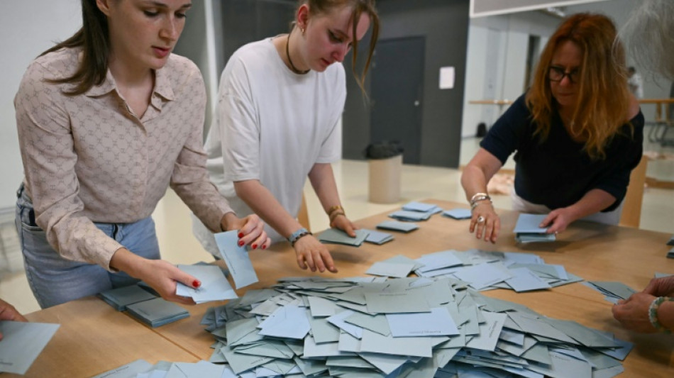 Législatives: la gauche en tête, la vague RN contenue, la France sans majorité absolue