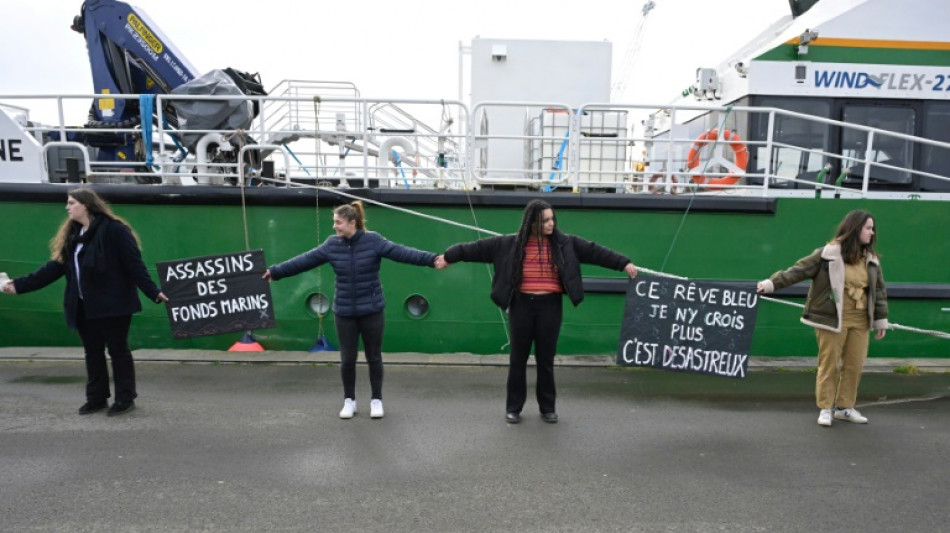 A Saint-Malo, pêcheurs et écologistes se mobilisent contre un chalutier "monstrueux"