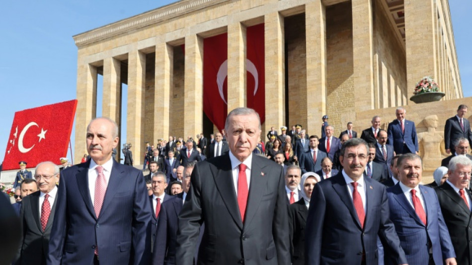 100. Jahrestag der Türkei: Erdogan legt Kranz am Atatürk-Mausoleum nieder