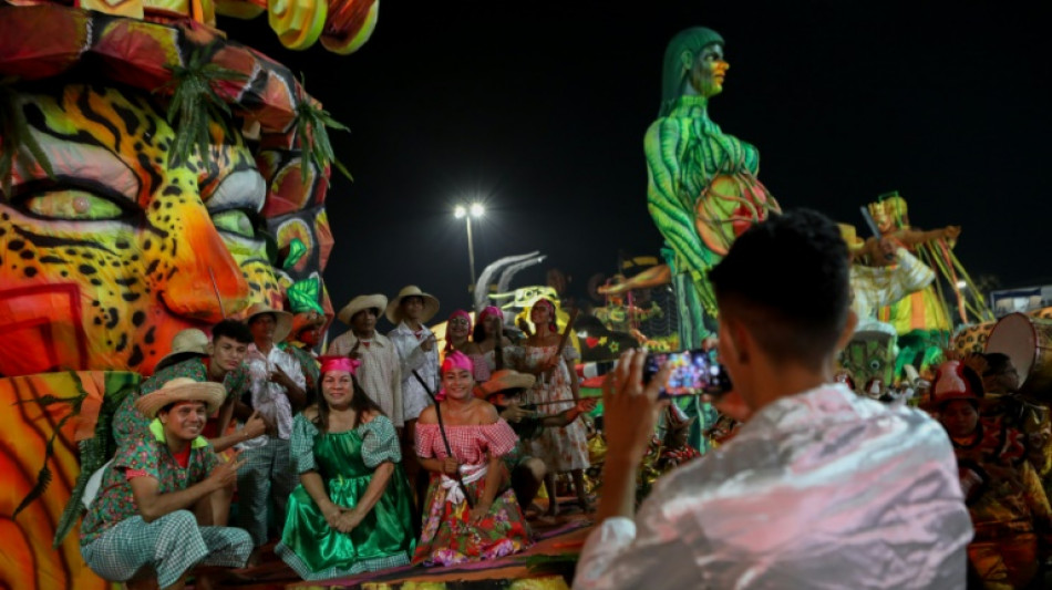 Festival de Parintins anima milhares com seu colorido tradicional na Amazônia