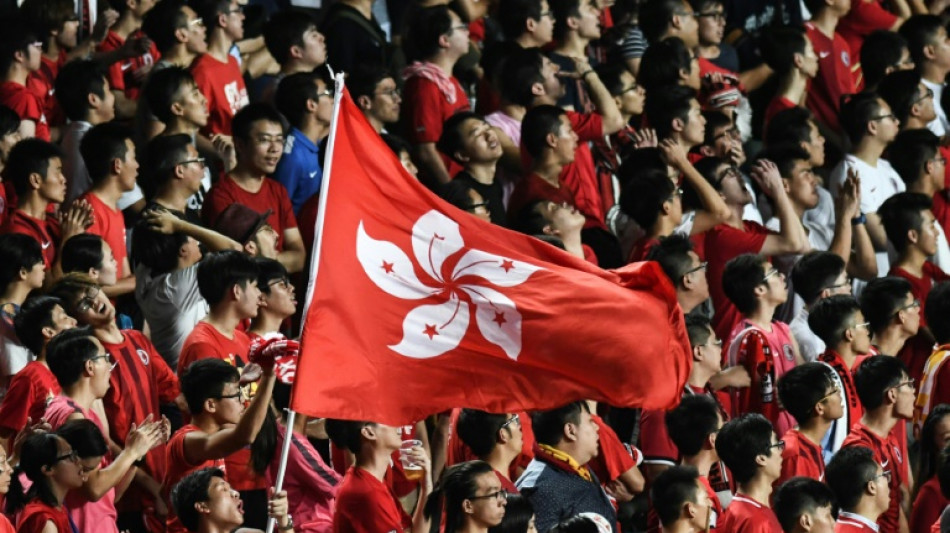 Fußballfans in Hongkong bleiben bei chinesischer Hymne sitzen und werden festgenommen