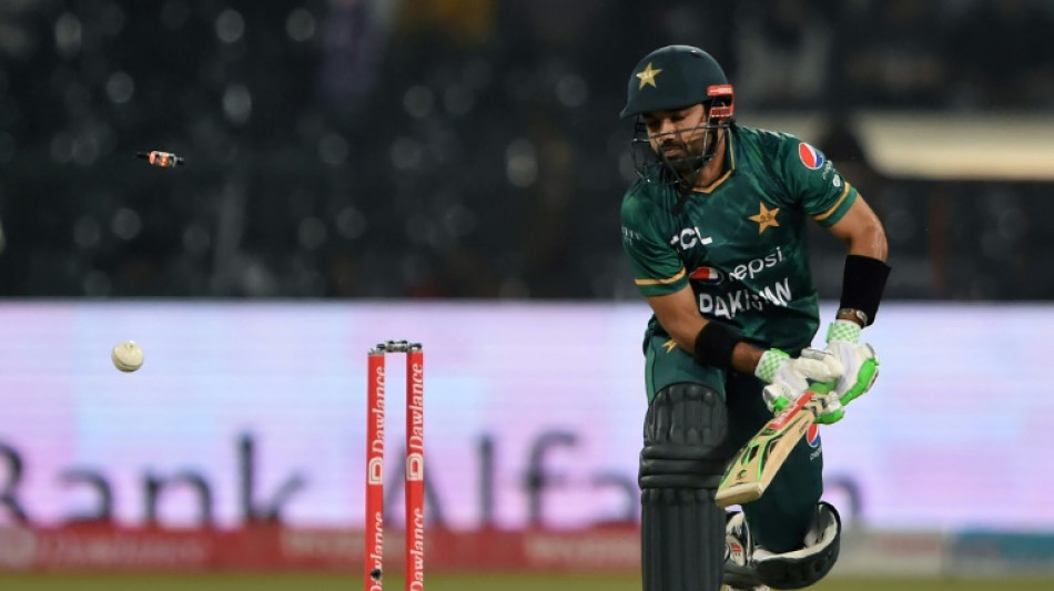  Four-wicket Ellis keeps Pakistan down to 162-8 despite Azam's 66 