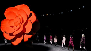 Profusión de camelias para la mujer en el desfile de Chanel en París