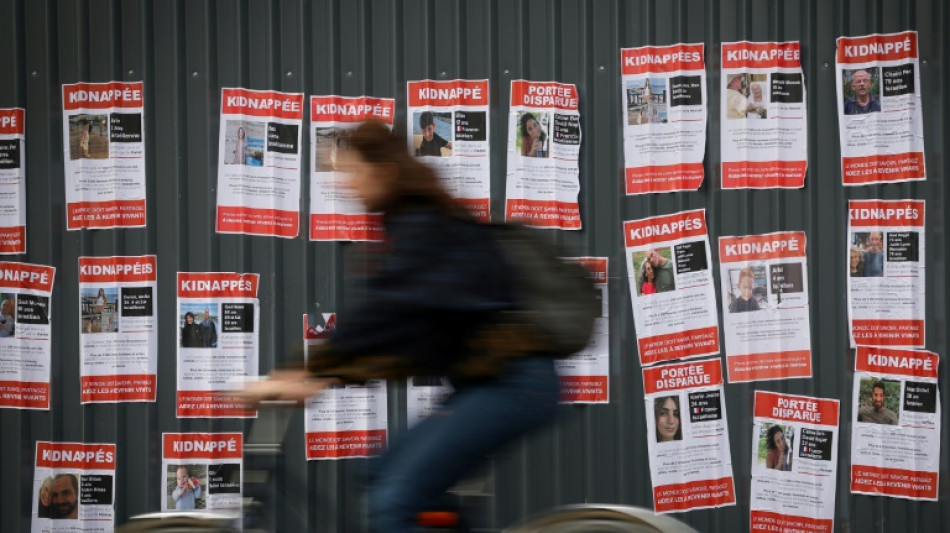 Freiwillige kleben in Paris Porträts der Hamas-Geiseln an die Mauern